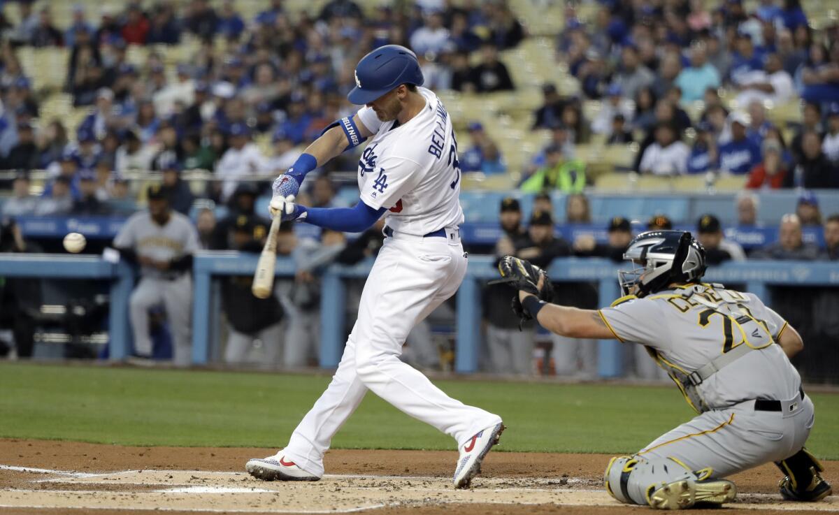 El jugador de los Dodgers de Los Ángeles Cody Bellinger (izquierda) pega un vuelacercas de dos carreras en el primer inning del juego de la MLB que enfrentó a su equipo con los Piratas de Pittsburgh, el 26 de abril de 2019, en Los Ángeles.