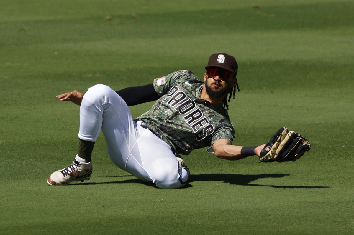 Padres' Fernando Tatis Jr., Ha-Seong Kim named Gold Glove