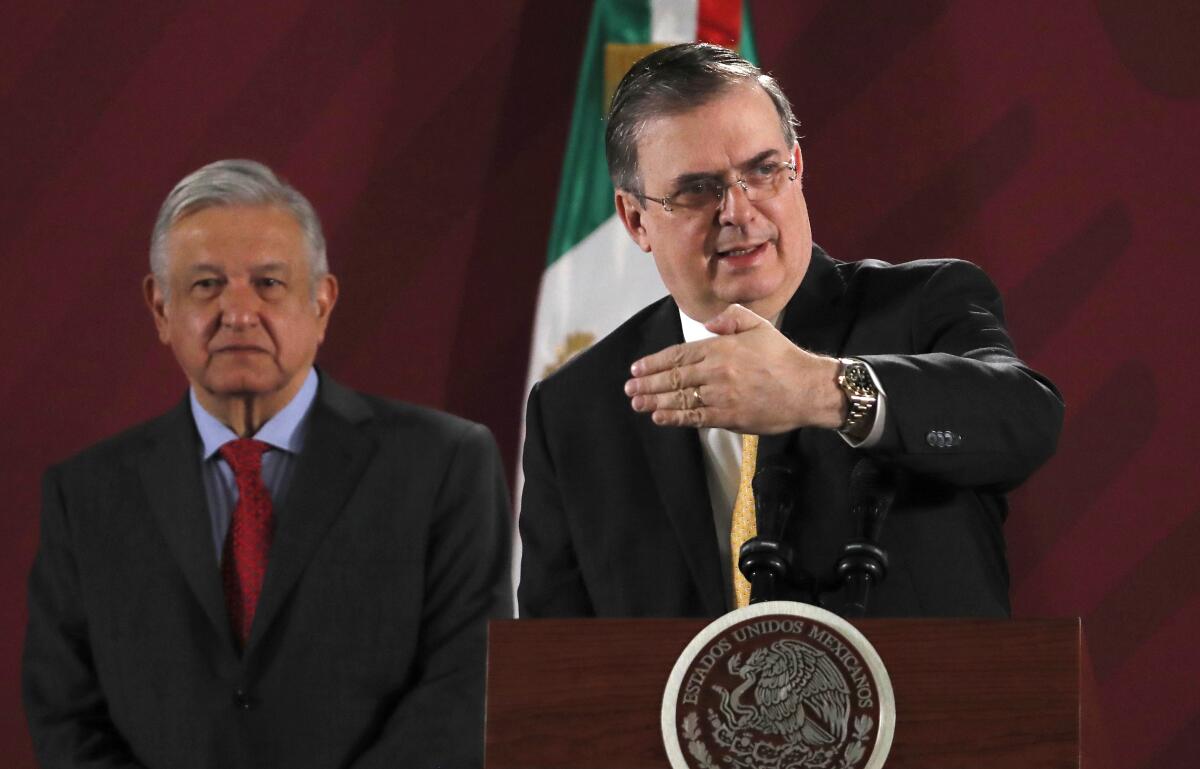 El canciller mexicano Marcelo Ebrard (i) y el presidente Andrés Manuel López Obrador