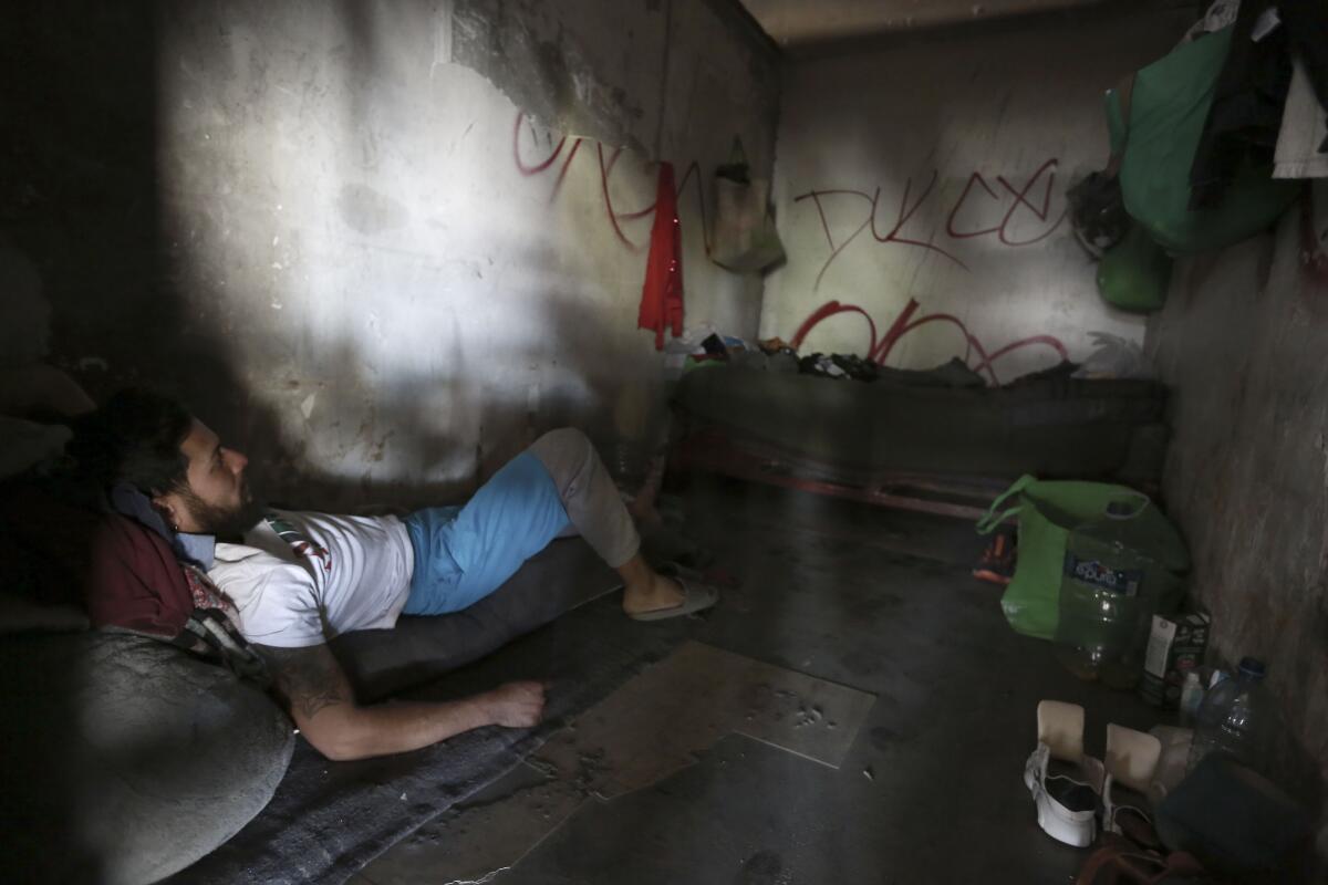 ARCHIVO - Migrantes venezolanos duermen en un edificio abandonado en Ciudad Juárez, México