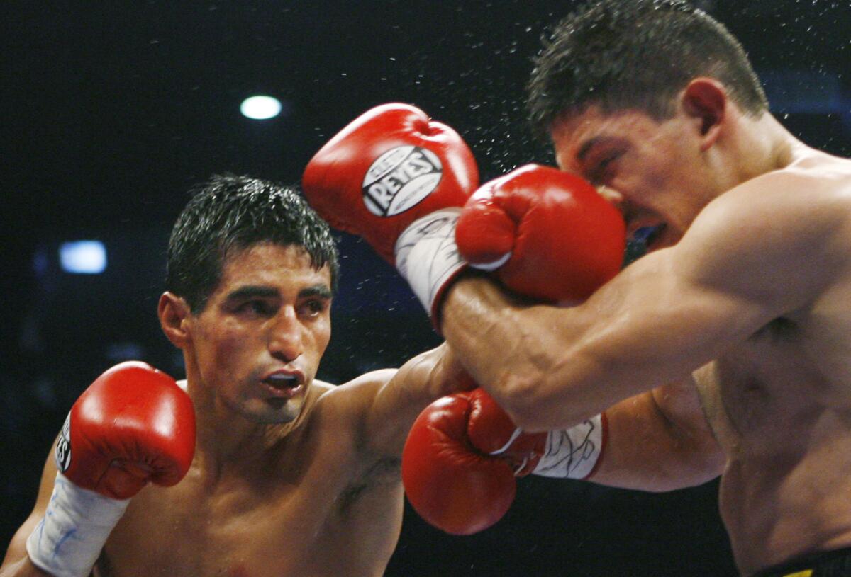 Erik Morales, izq., fue un legendario peleador mexicano y ahora es entrenador de Munguía.