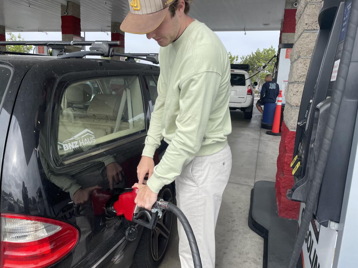 Ryan Krug llena su depósito en la gasolinera de Costco en Carlsbad.