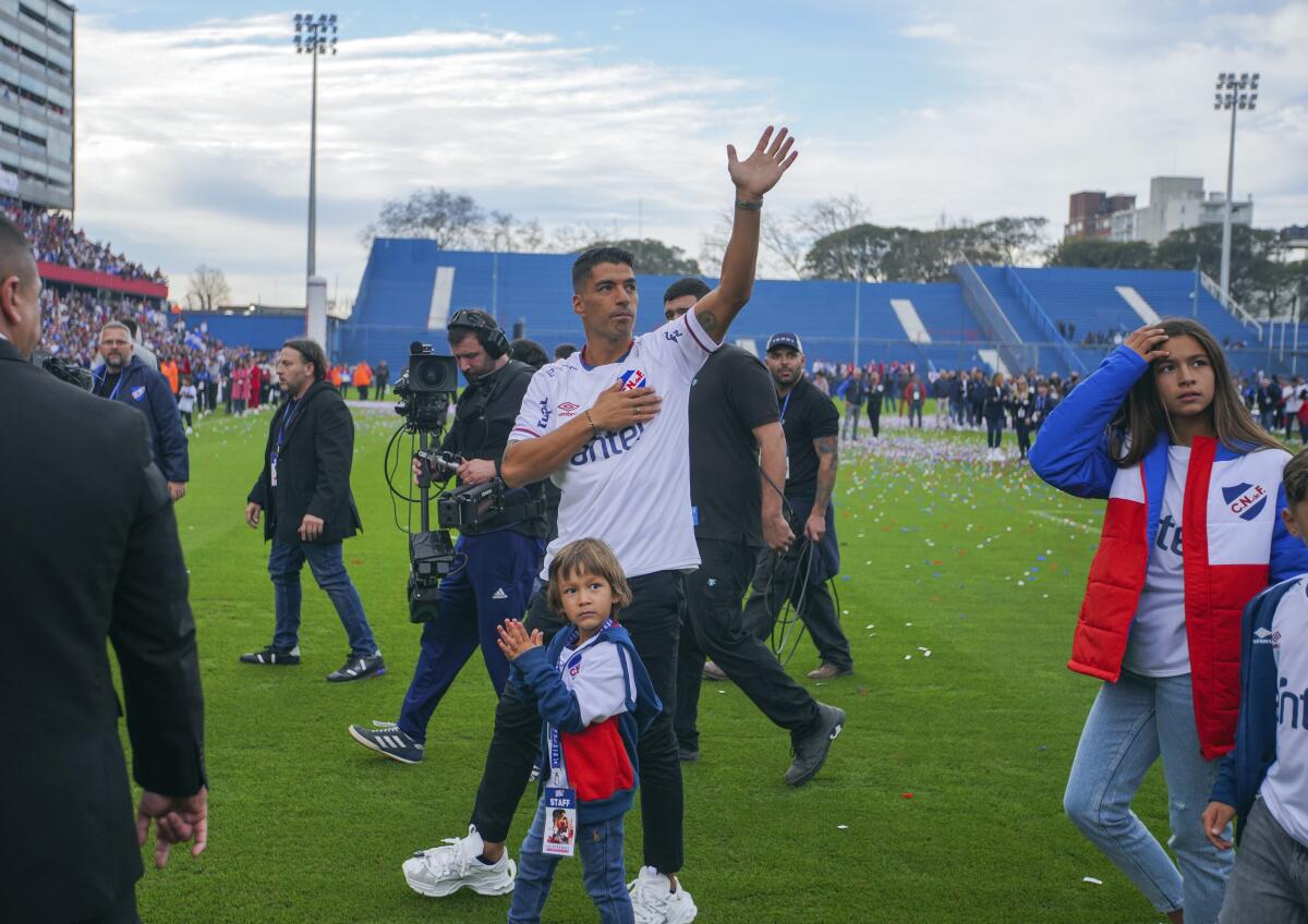 Acompañado por su familia, el astro uruguayo Luis Suárez saluda al público