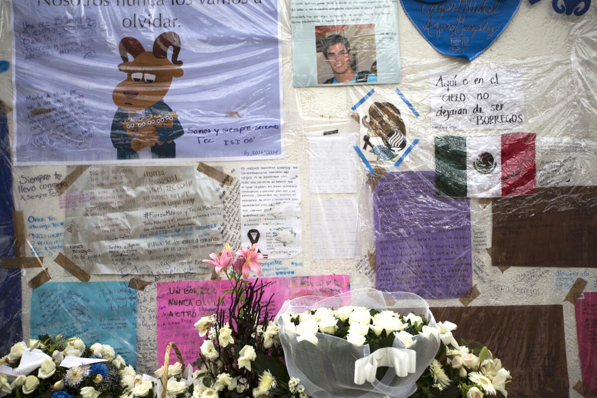Mensajes en un altar en memoria de varios estudiantes fallecidos en un sismo reciente, en un muro del campus universitario del Tecnológico de Monterrey, en Ciudad de México. Los alumnos murieron al derrumbarse pasillos y paredes del campus.