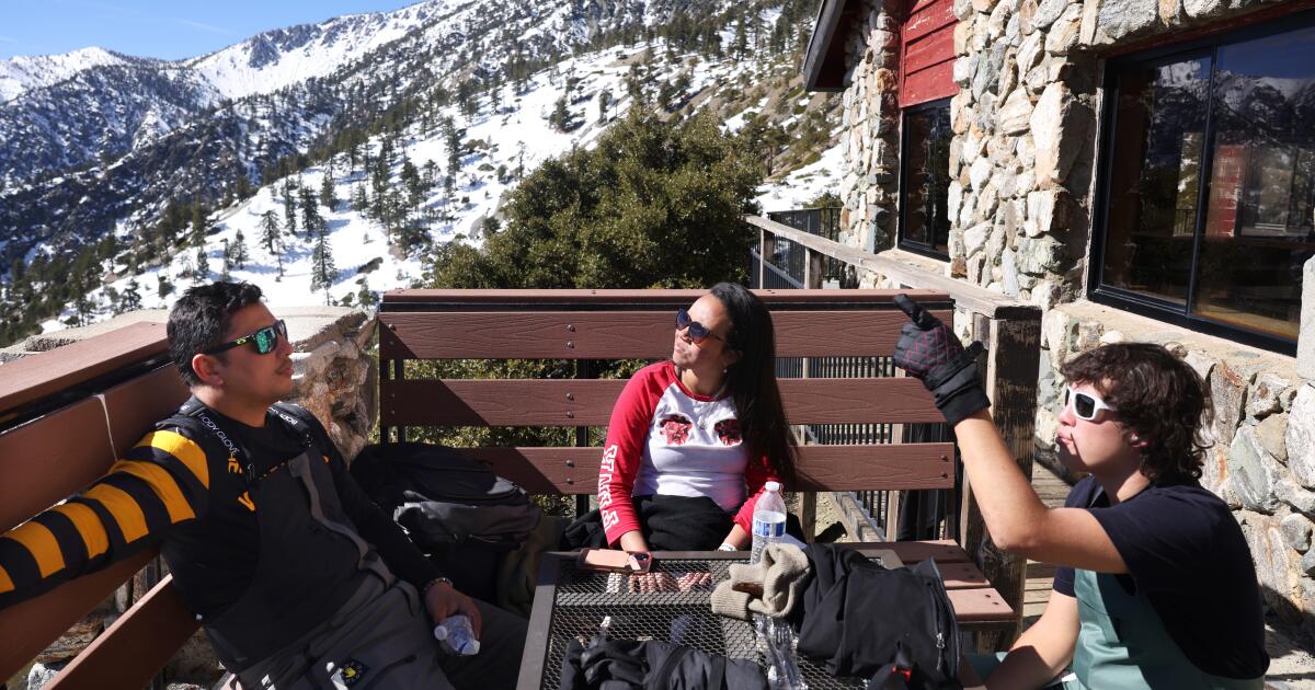 Lutando contra um mundo cada vez mais aquecido e uma competição acirrada, uma estação de esqui local luta para sobreviver