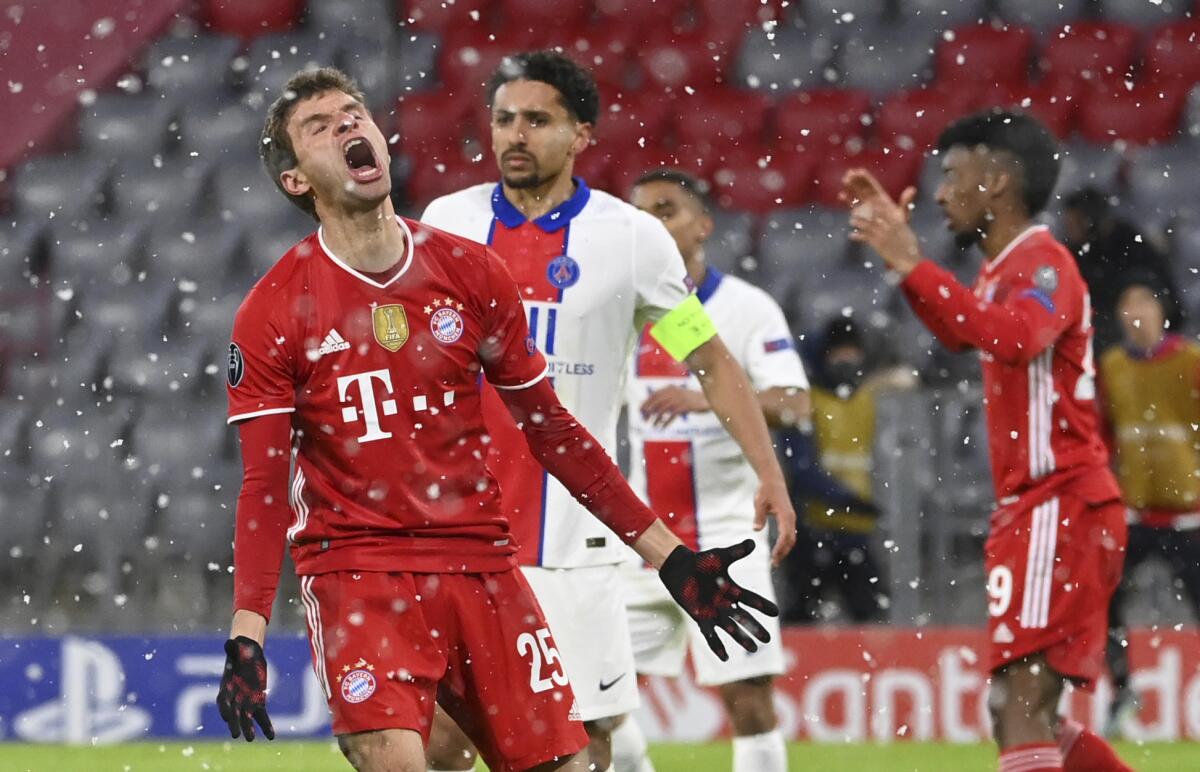 La reacción de Thomas Mueller del Bayern Múnich durante el partido contra el Paris Saint-Germain