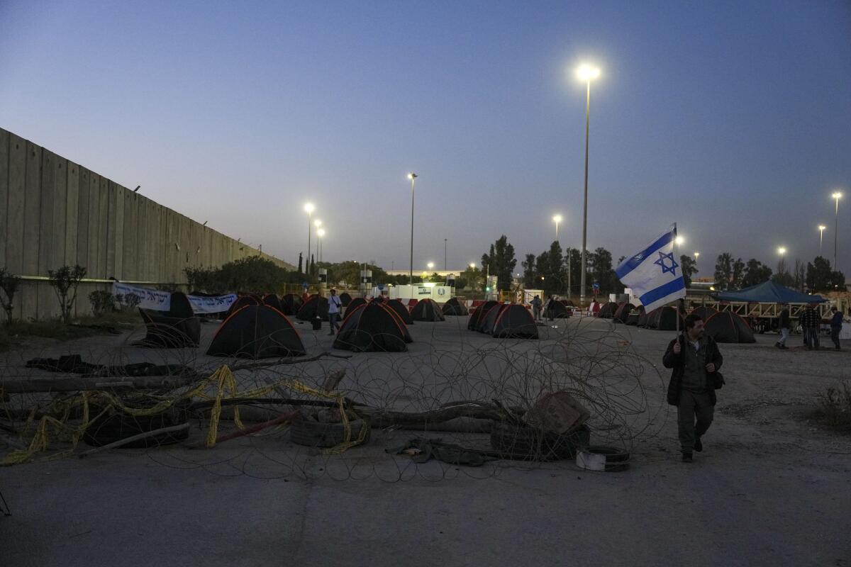 Activistas israeles instalan tiendas de campaa para bloquear el paso de camiones con ayuda humanitaria a la Franja de Gaza en el paso fronterizo de Kerem Shalom entre Israel y Gaza, en el sur de Israel, el mircoles 7 de febrero de 2024. (AP Foto/Tsafrir Abayov)