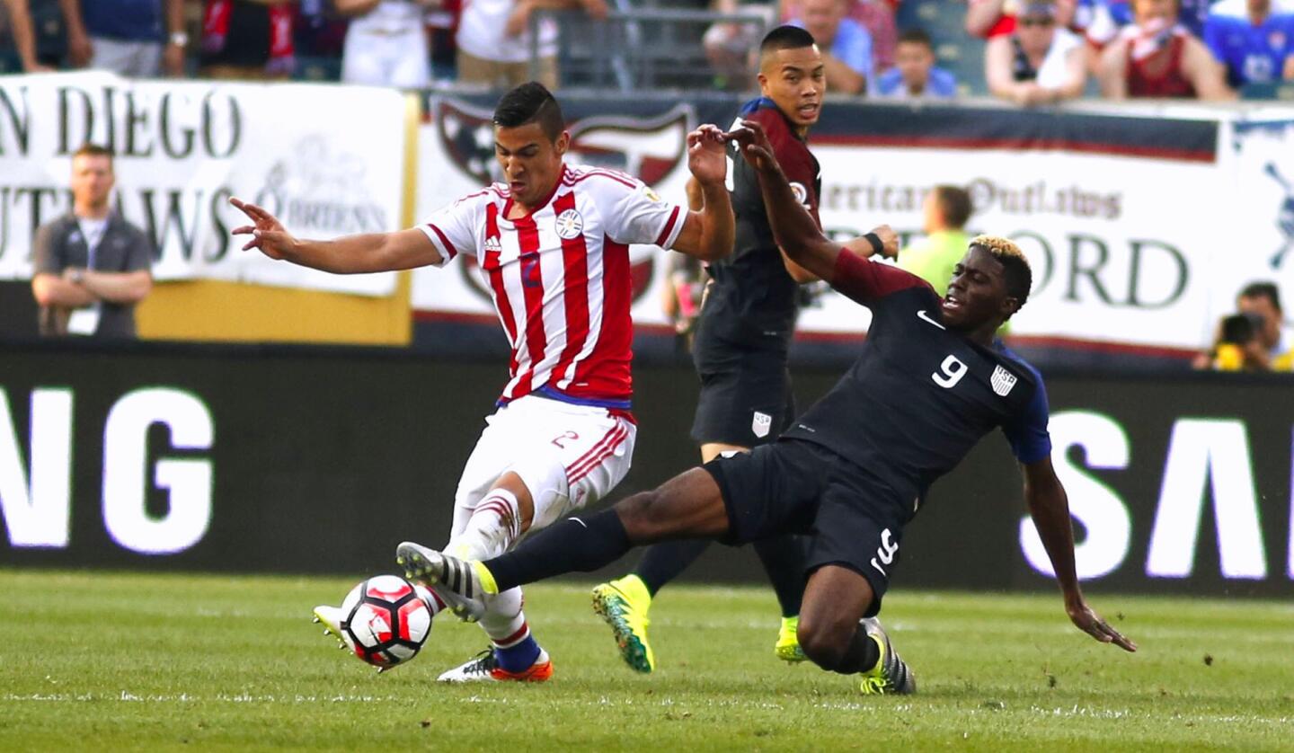 El jugador Paraguayo Fabian Balbuena (i) disputa el balón con Gyasi Zardes (d) de EE.UU. durante un partido por el Grupo A de la Copa América en el estadio Lincoln Financial Field de Filadelfia, Pensilvania.