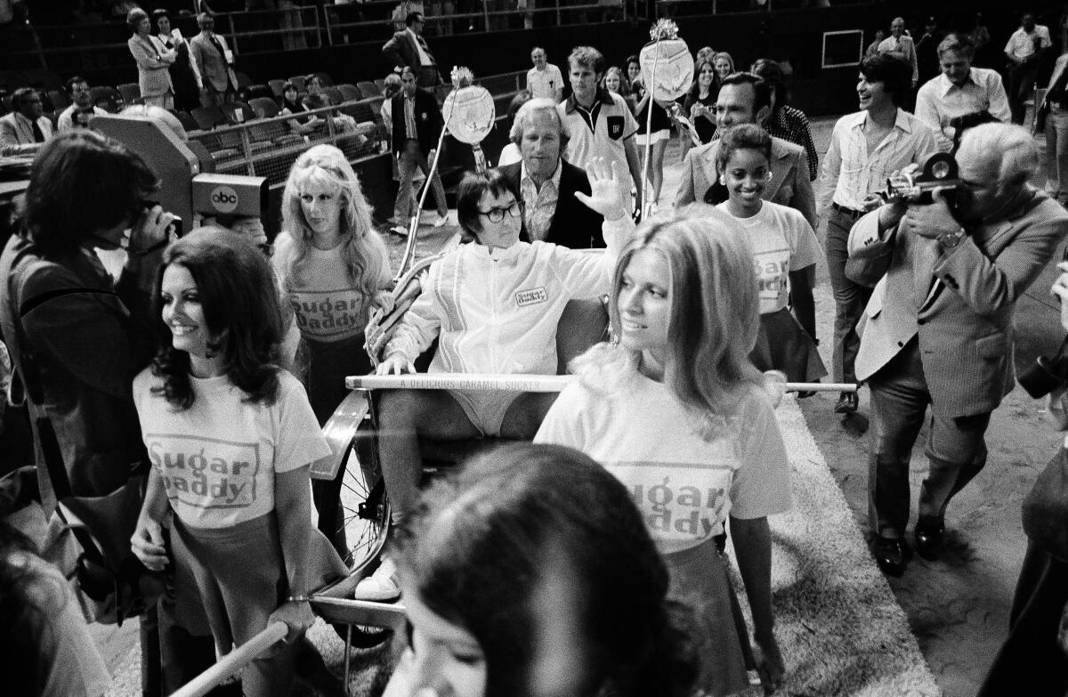 Bobby Riggs, à bord d'un pousse-pousse, fait sa grande entrée dans l'Astrodome de Houston.