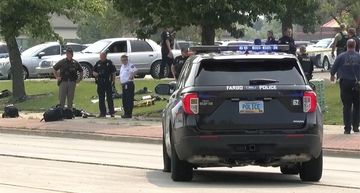Policías en el lugar del tiroteo en Fargo, Dakota del Norte, el 14 de julio de 2023. (WDAY-TV via AP)