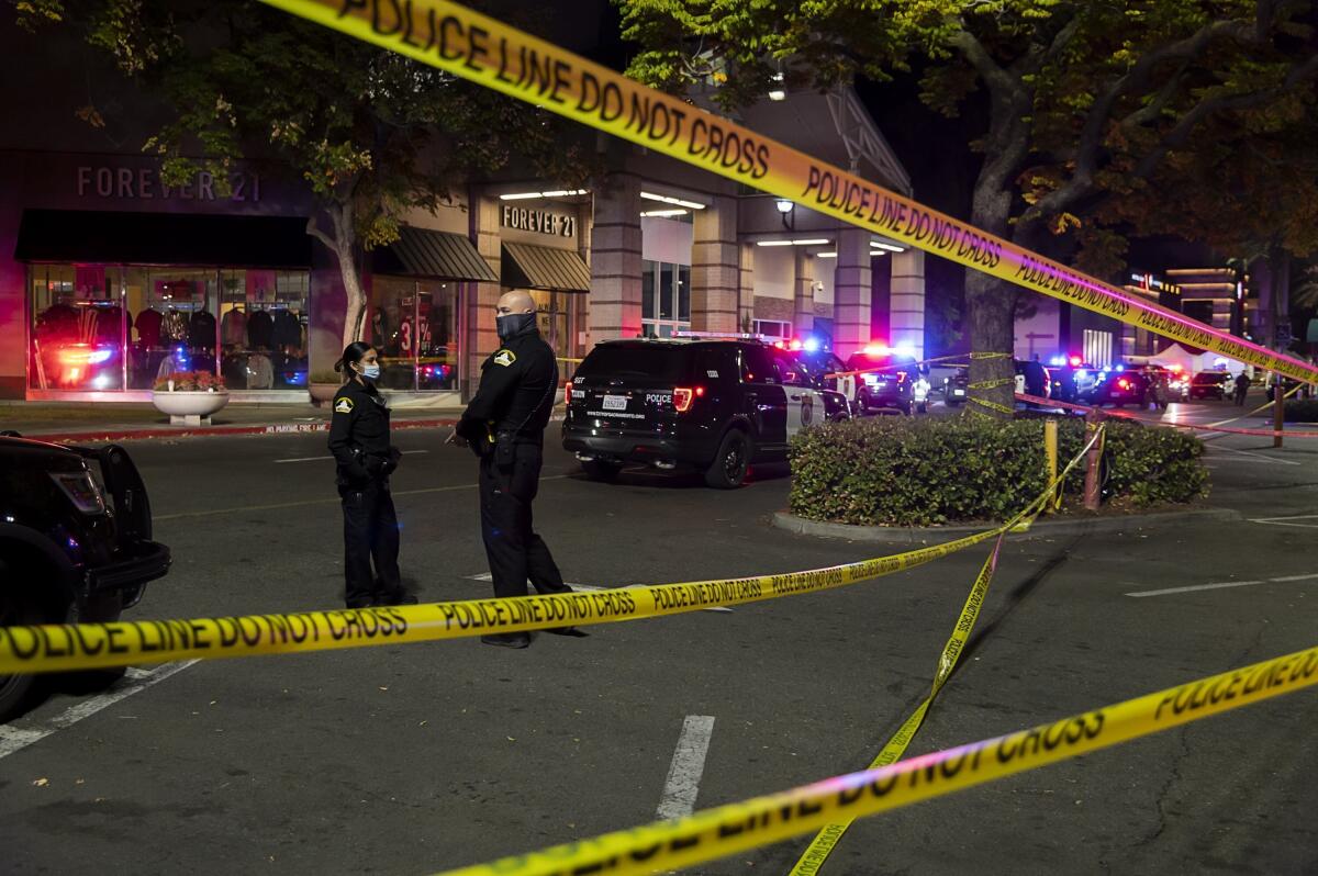 California: Tiroteo en centro comercial deja un muerto