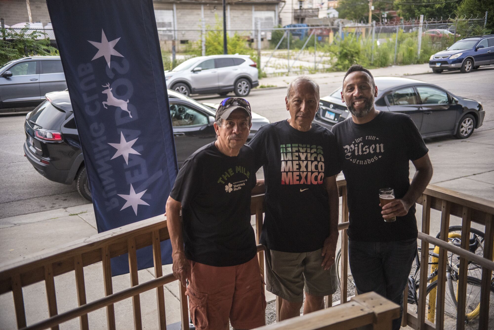 Trois hommes posent pour une photo