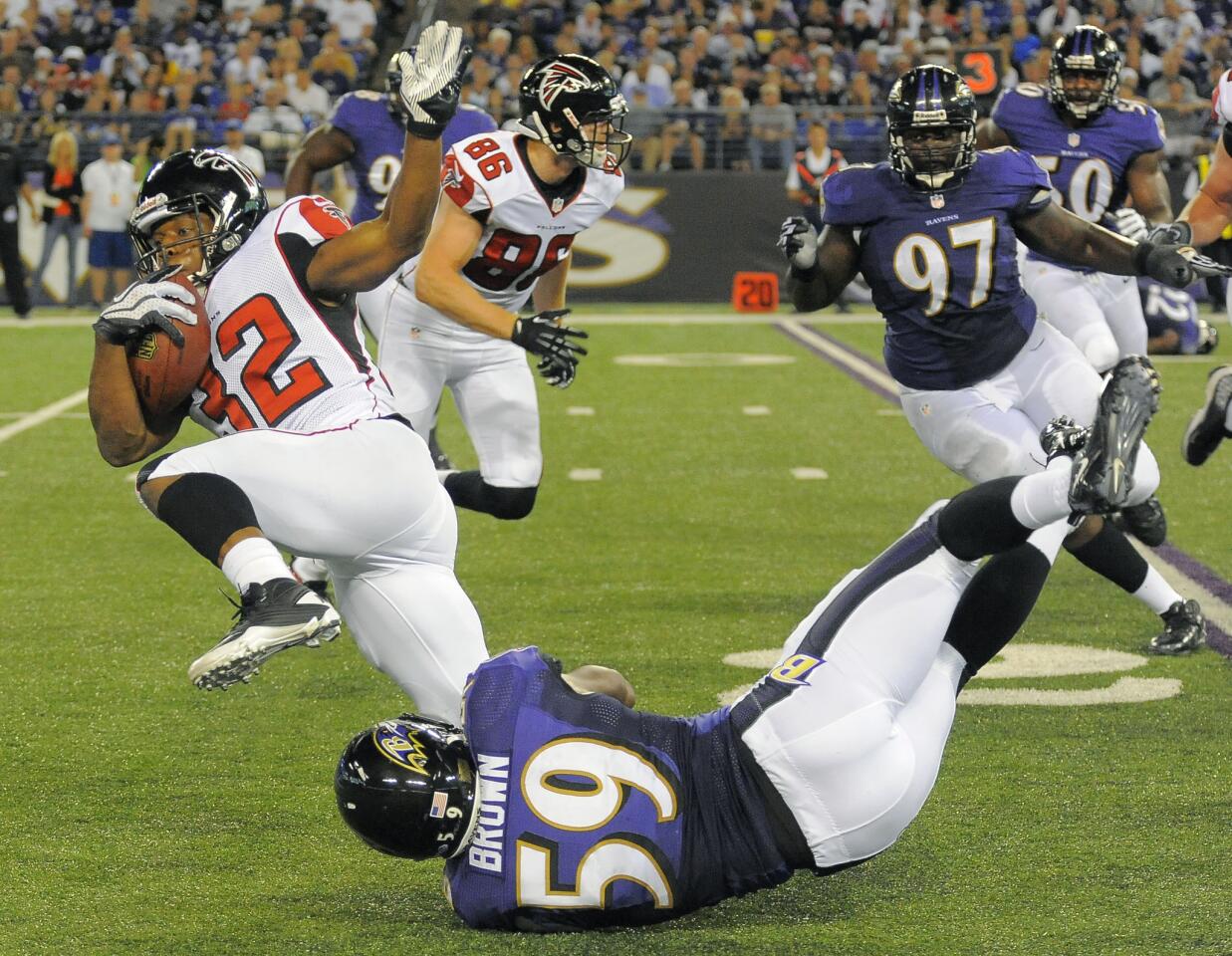 The Ravens got good news this week with inside linebacker Jameel McClain being medically cleared from a bruised spine. That could help the run defense down the road. There's another development in play, though. Rookie weak-side linebacker Arthur Brown was up to 23 snaps defensively against the Dolphins and had a nice open-field tackle after he quickly diagnosed a screen play. The second-round draft pick is getting healthier since straining his left pectoral against the Cleveland Browns in Week 2, and is starting to cut into starter Josh Bynes' playing time. The biggest thing Brown has to overcome is a lack of ideal size. He fluctuates between 227 and 230 pounds, and his injury has limited his ability to lift weights. "He seems to be playing pretty well," defensive coordinator Dean Pees said. "He's coming along as a rookie. I think we've been trying to kind of slow things down at the beginning of the year, and then we had to slow things down when he got hurt. I think he's really starting to pick things up [and] starting to understand. "The other thing that's really helping Arthur Brown, too, is the fact that Daryl Smith ... the more he understands, the more he can help the linebacker beside him. There are some times he's very helpful in telling [Brown] what to do, and they're on the same page. Really, we have two guys in there who don't really have a lot of experience in our defense. You've got an experienced player and a rookie, but not a lot of experience in our defense. And I think the more those guys play together, the better it is."