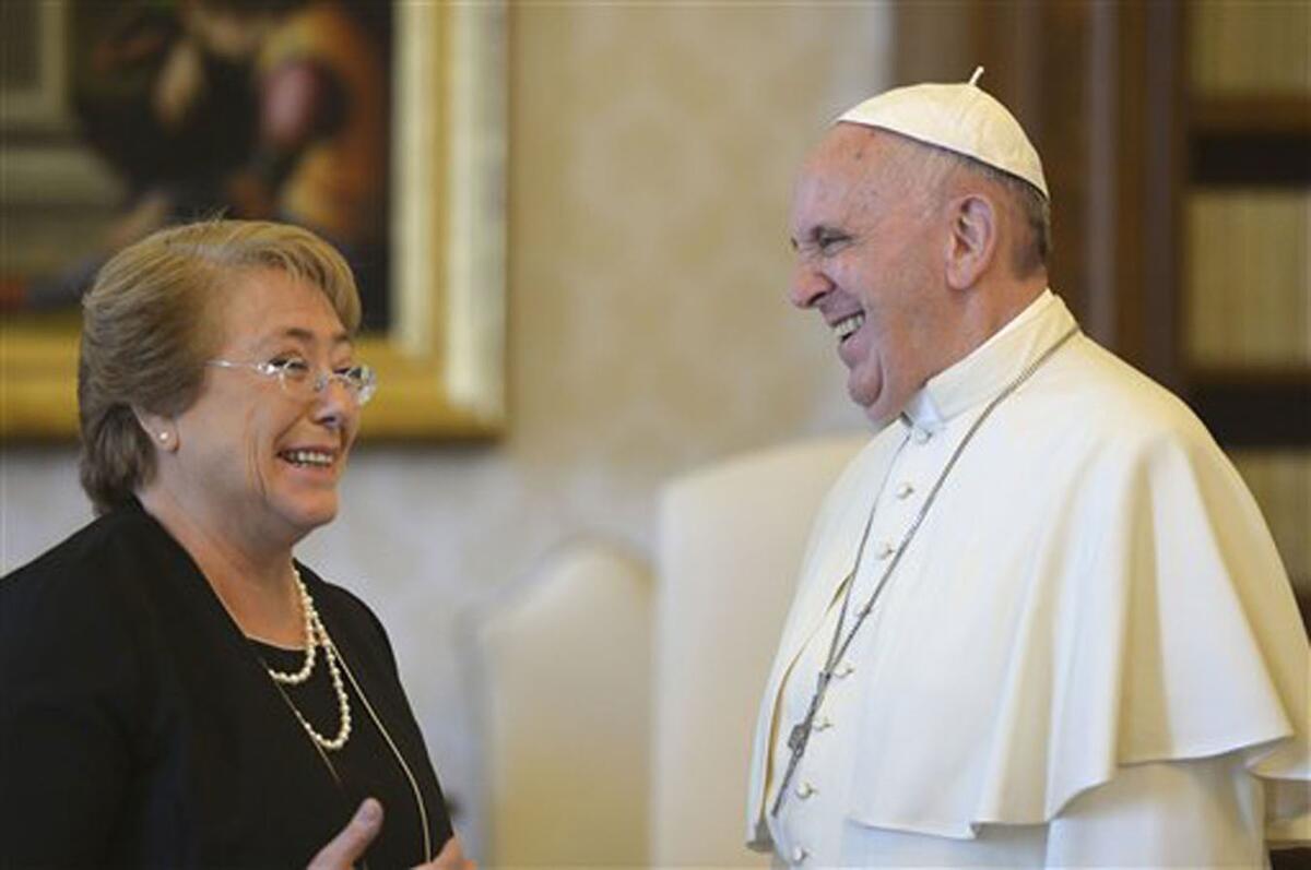 El papa Francisco al dar la bienvenida a la presidenta chilena Michelle Bachelet durante una audiencia privada en el Vaticano, el viernes 5 de junio de 2015. (Alberto Pizzoli/AFP pool via AP)