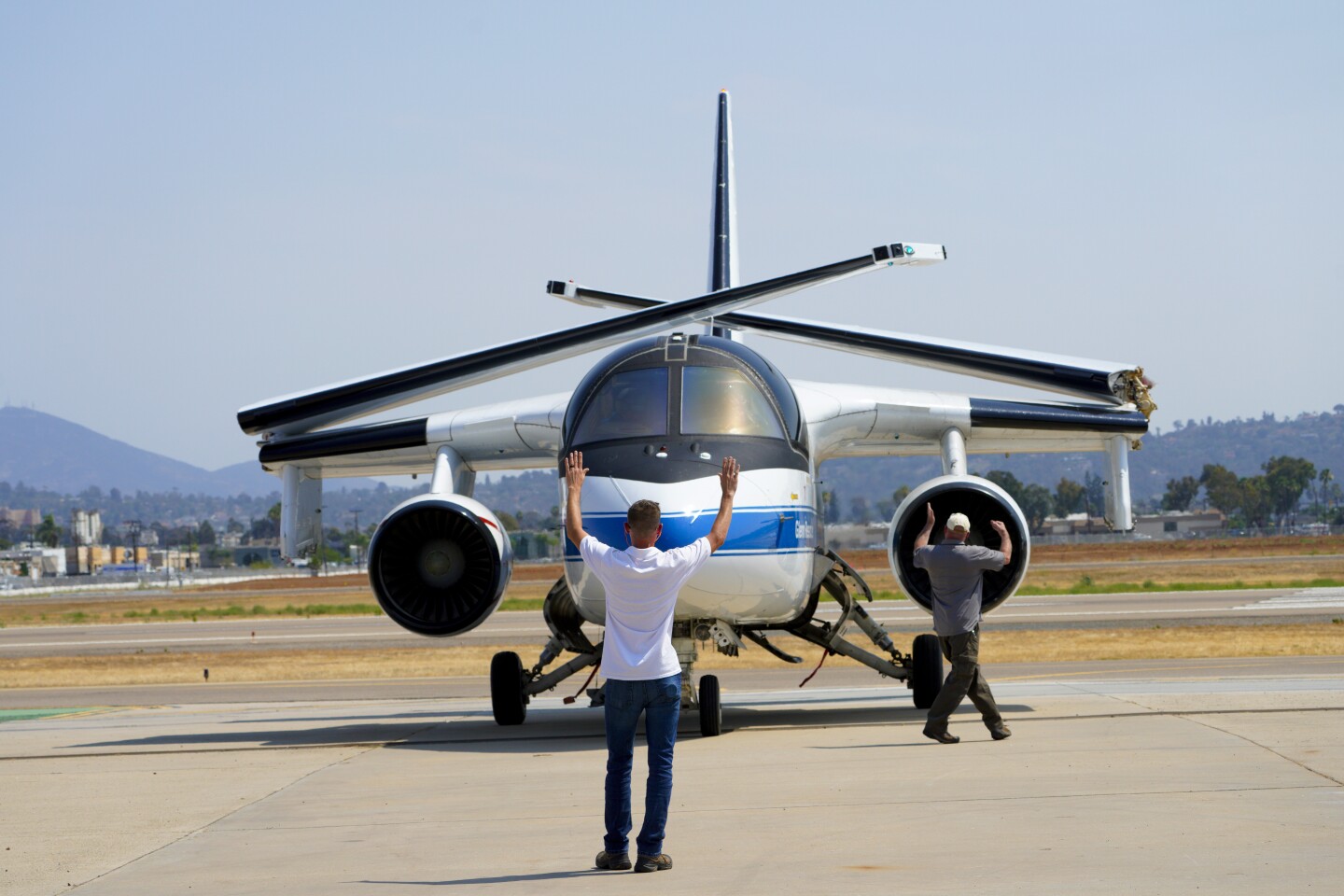 Crew chiefs Jacob Kudrin (l) and Tom Thompson (r) guide in the NASA S-3B Viking jet