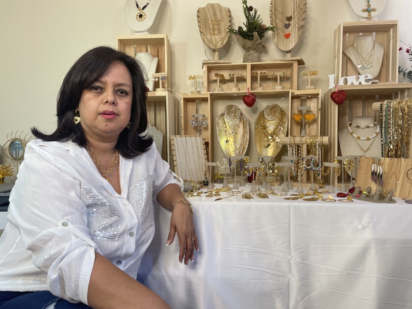 Sary Molina utiliza las técnicas del tejido, alambrismo y orfebrería para elaborar sus accesorios.
