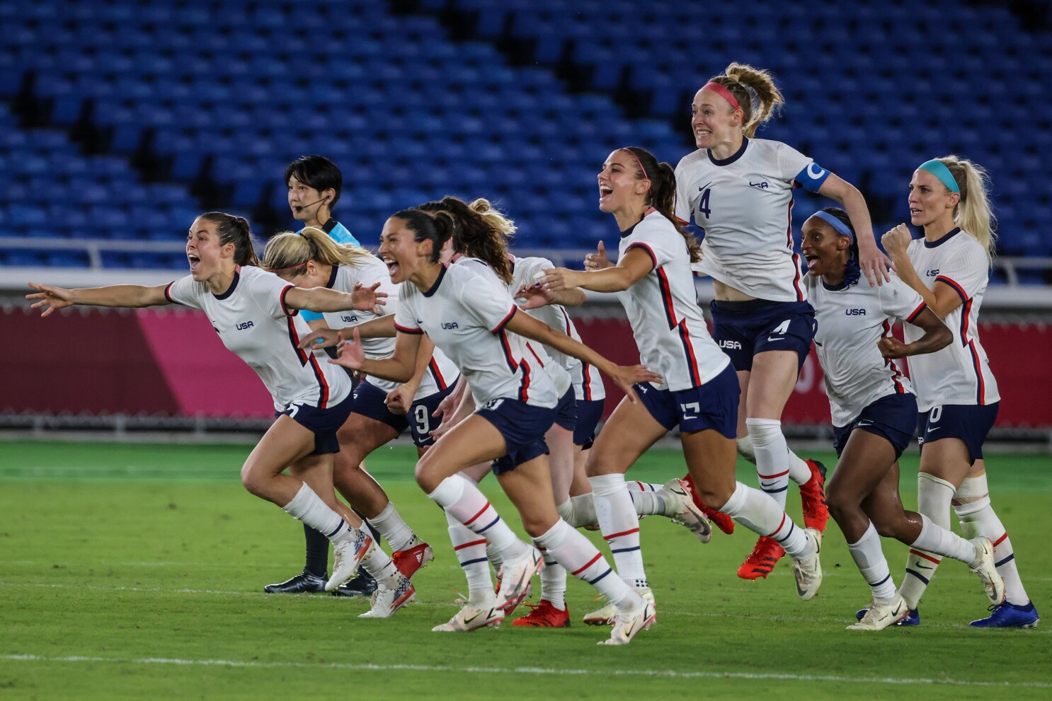 Olympics Uswnt Edges Netherlands On Penalty Kicks To Advance Los Angeles Times