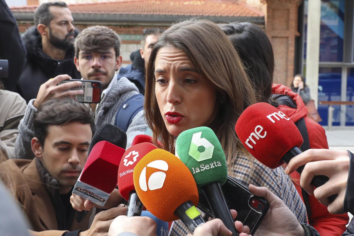 La ministra de Igualdad de España, Irene Montero, habla con periodistas en Madrid,