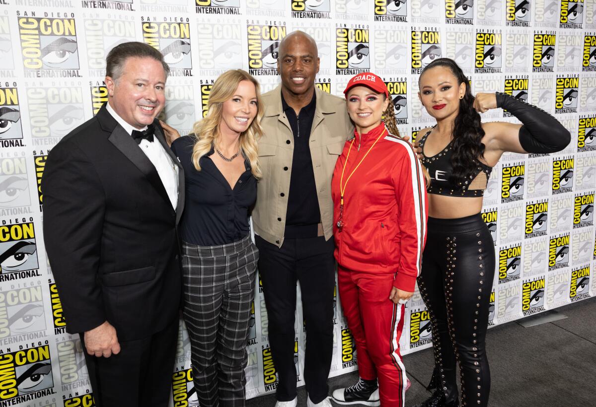 De izquierda a derecha, David McLane, Jeanie Buss, Kevin Frazier, Coach Campanelli y Genesis en la Comic-Con de San Diego de 2024