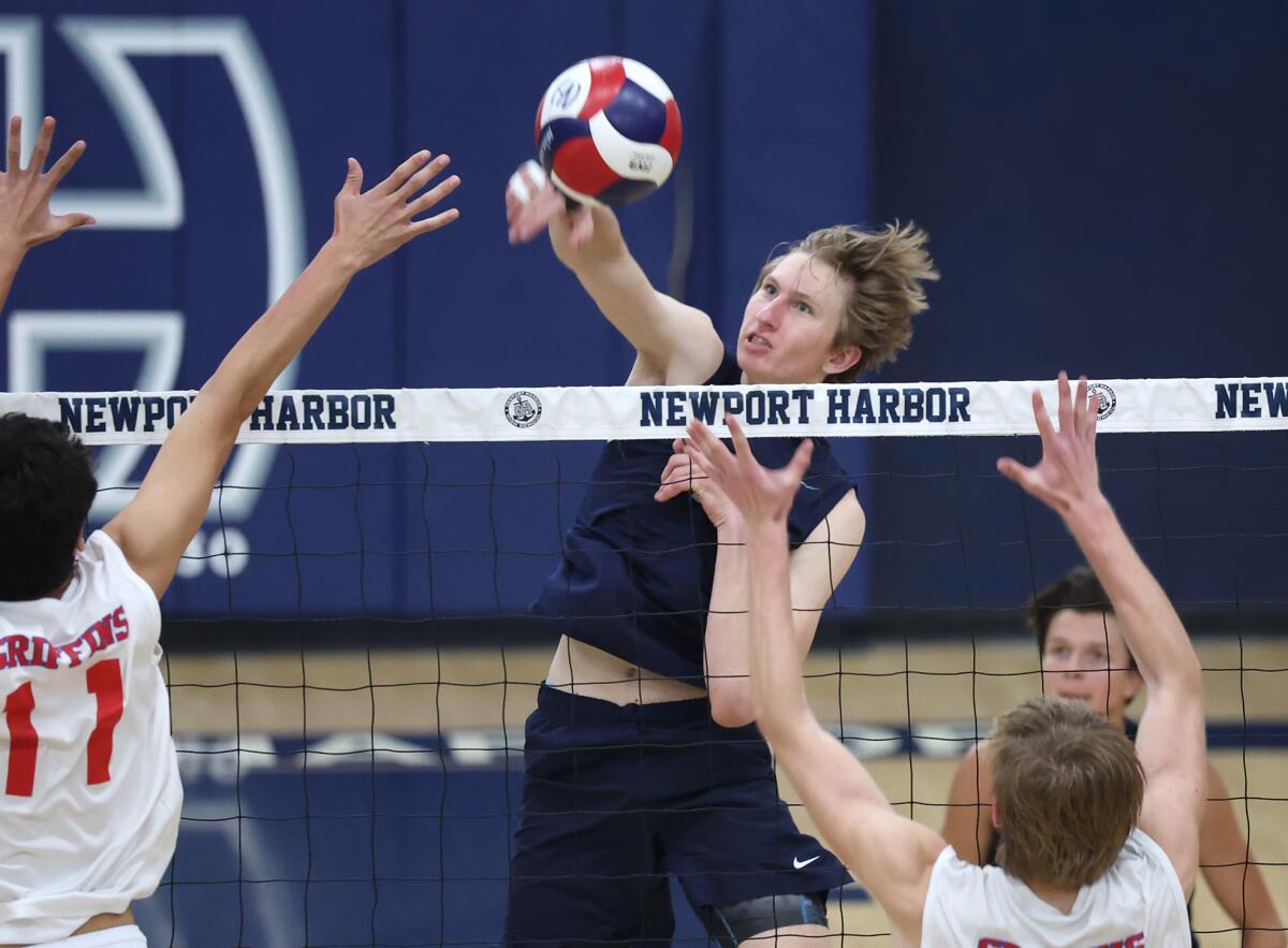 Newport Harbor volleyball falls to Los Alamitos, splits league set ...