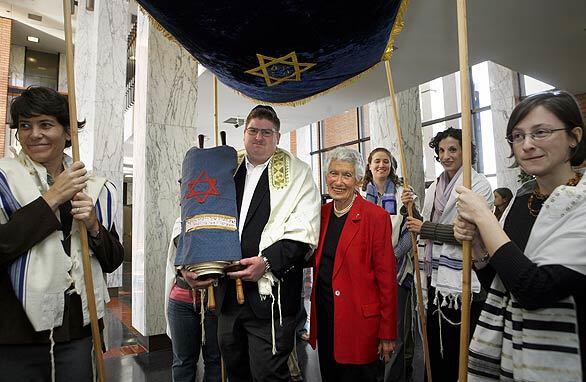 Honoring a rabbi with the Yanov Torah