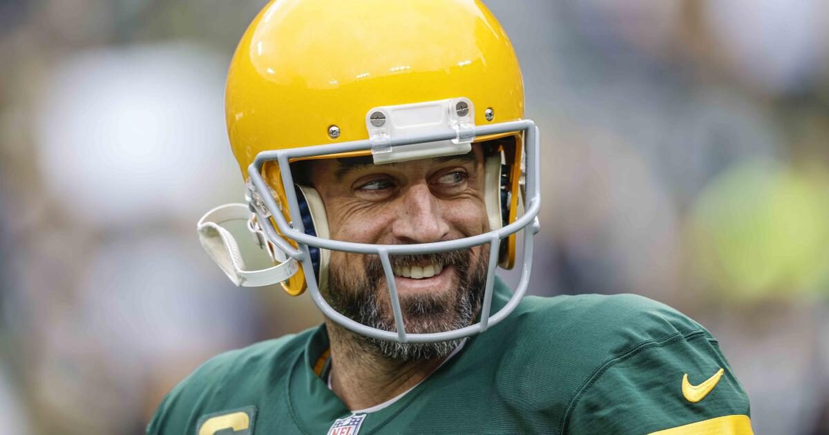 Will Aaron Rodgers be lured to Jets by burning cheesehead hat