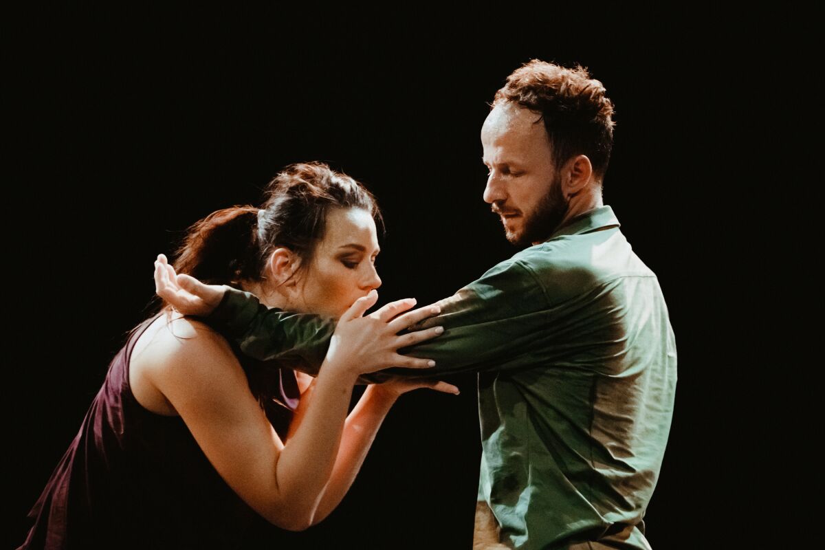 scena z "Skórny głód" Utwór taneczny Joe Altera zostanie wykonany w następny weekend na Uniwersytecie Stanowym w San Diego.