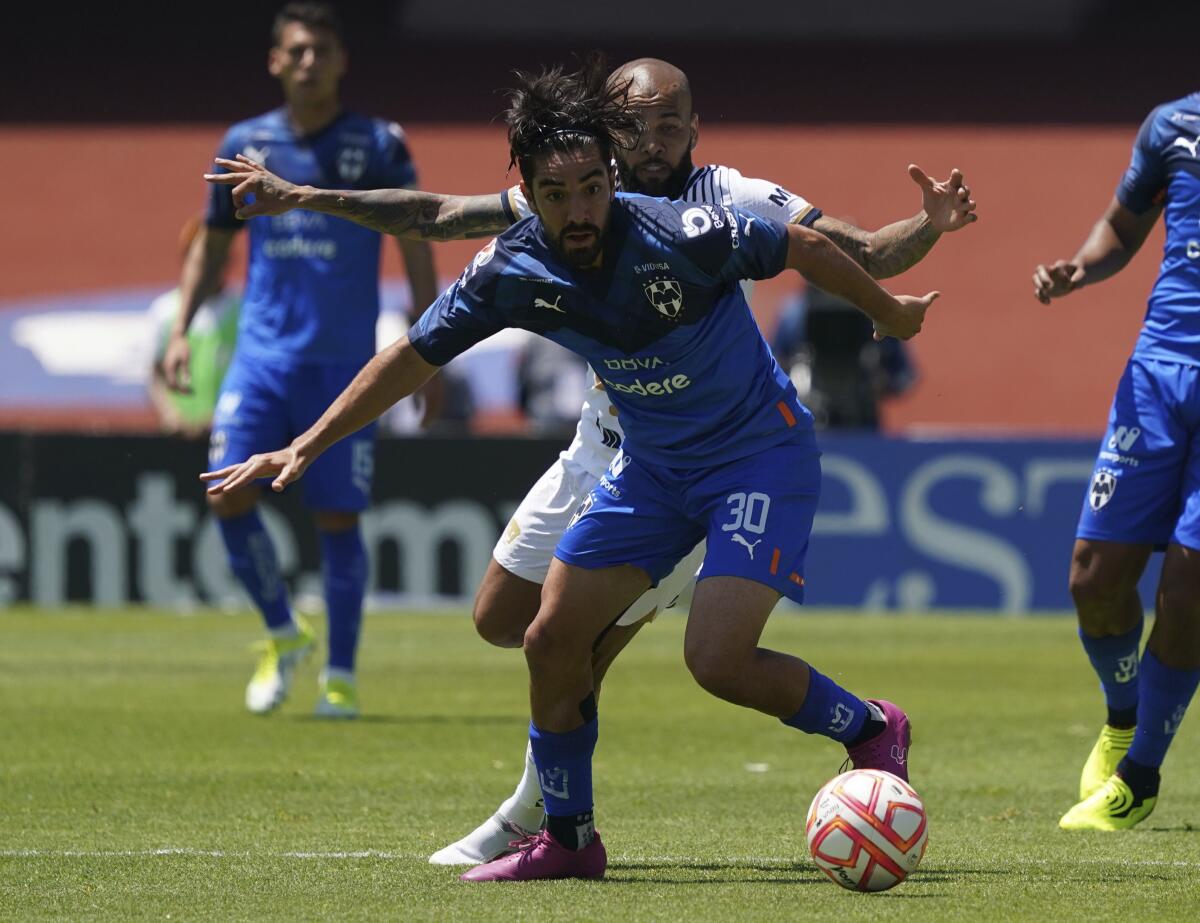 Rodolfo Pizarro (primer plano) del Monterrey y Daniel Alves de Pumas 