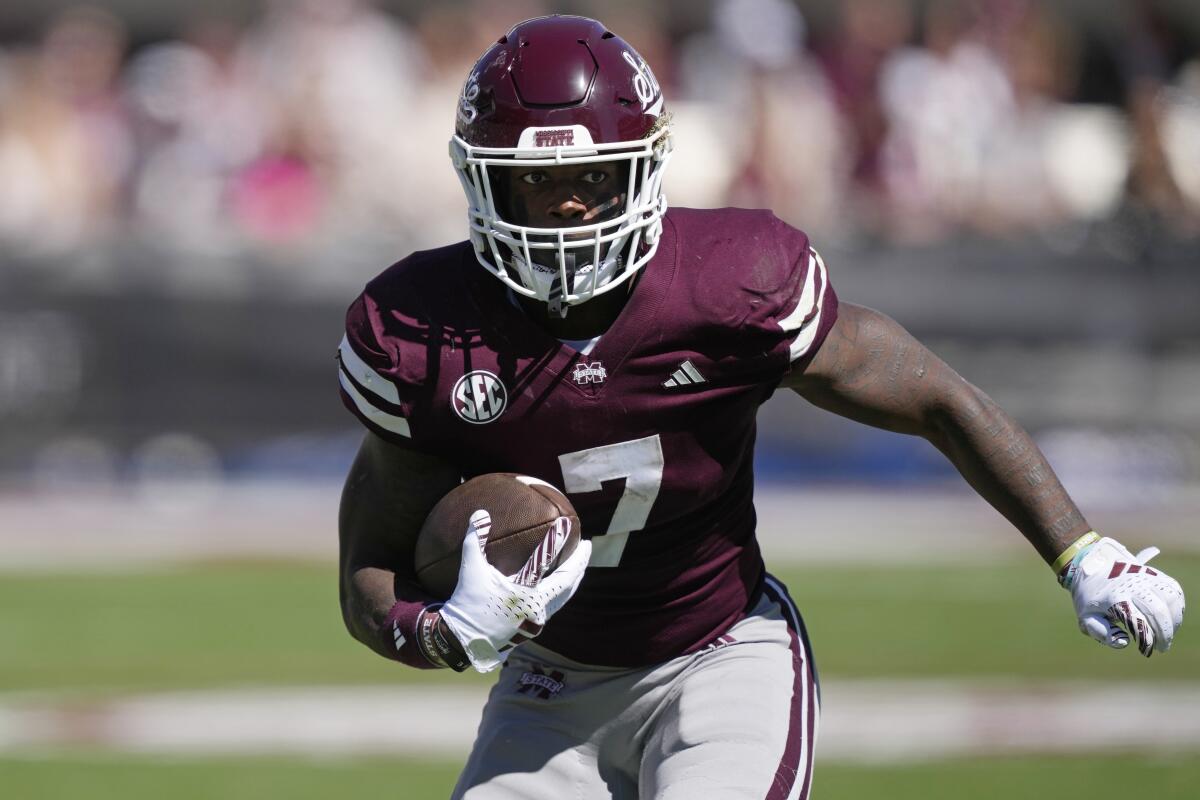 Mississippi State running back Jo'Quavious Marks (7) runs for a first down against Western Michigan.