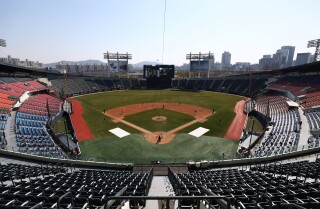 SEOUL, CORÉIA DO SUL - ABRIL 05: (UTILIZAÇÃO EDITORIAL APENAS) Os jogadores da equipa LG Twins jogam o seu jogo intra-team para serem transmitidos online para os seus fãs num estádio de basebol Jamshil vazio, enquanto os sul-coreanos tomam medidas para se protegerem contra a propagação do coronavírus (COVID-19) em 5 de Abril de 2020 em Seul, Coreia do Sul. A Coreia do Sul apelou a uma maior participação pública no distanciamento social, uma vez que o país testemunha uma onda de propagação comunitária e de infecções importadas que levam a um ressurgimento em novos casos de COVID-19. De acordo com o Centro de Controlo e Prevenção de Doenças da Coreia, no domingo, foram comunicados 81 novos casos. O número total de infecções no país é de 10.237. (Foto de Chung Sung-Jun/Getty Images)
