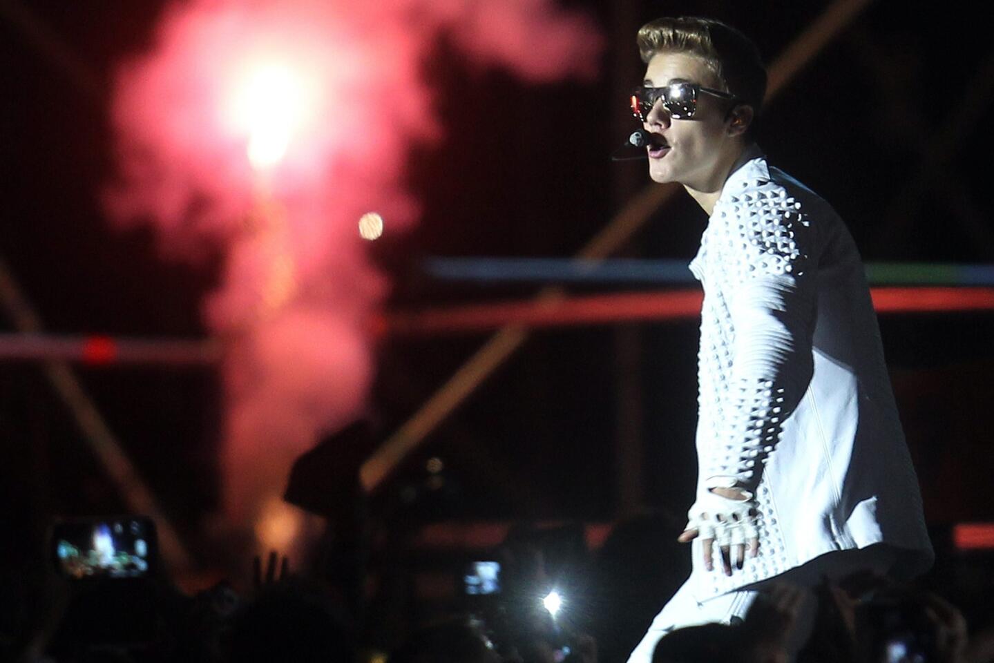 Justin Bieber abandons Buenos Aires crowd, cites food poisoning