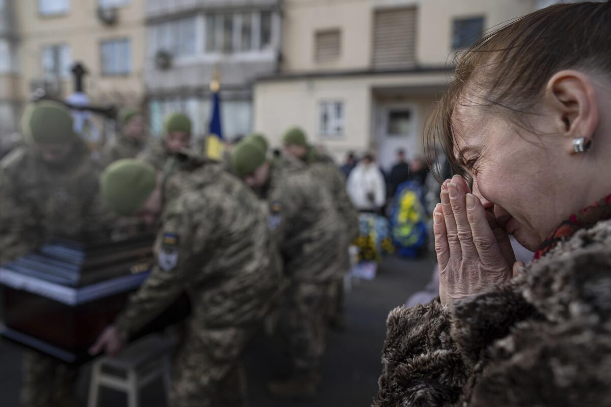 Una mujer llora durante el funeral de Volodymyr Golubnychyi, un teniente de la 72da brigada mecanizada