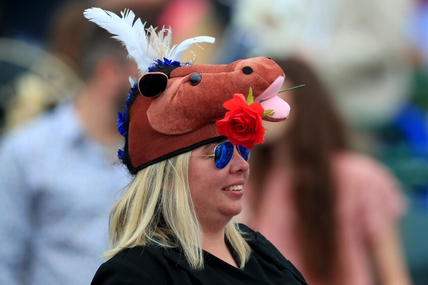 Una mujer usa un sombrero durante la 145a carrera de caballos del Derby de Kentucky en Churchill Downs el 4 de mayo de 2019.
