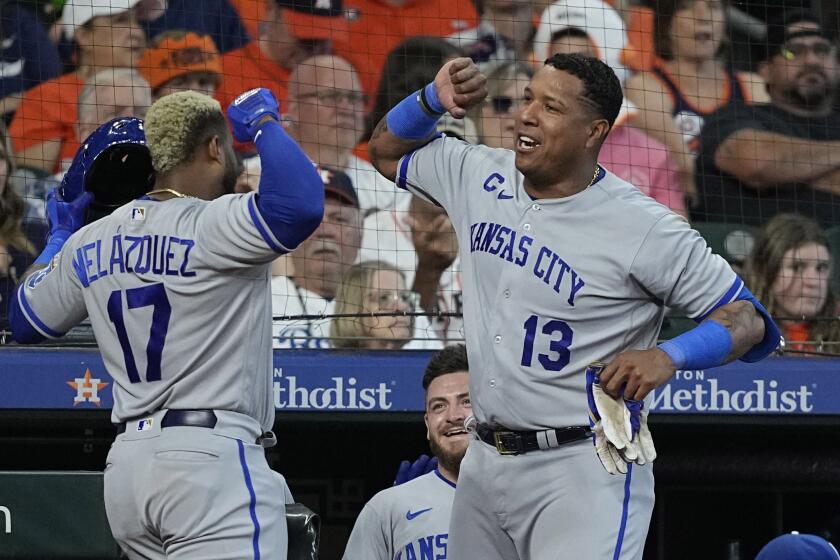 El puertorriqueño Nelson Velázquez (17) y el venezolano Salvador Pérez (13) celebran luego del cuadrangular ante los Astros de Houston en la tercera entrada del juego en Houston. Domingo 24 de septiembre de 2023. (AP Foto/David J. Phillip)