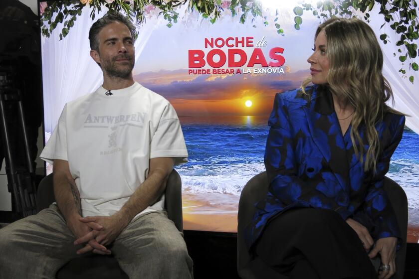 El actor y director Osvaldo Benavides, izquierda, y la actriz Ludwika Paleta posan para un retrato durante una entrevista sobre la película "Noche de Bodas" en la Ciudad de México el miércoles 28 de febrero de 2024. (Foto AP/Berenice Bautista)