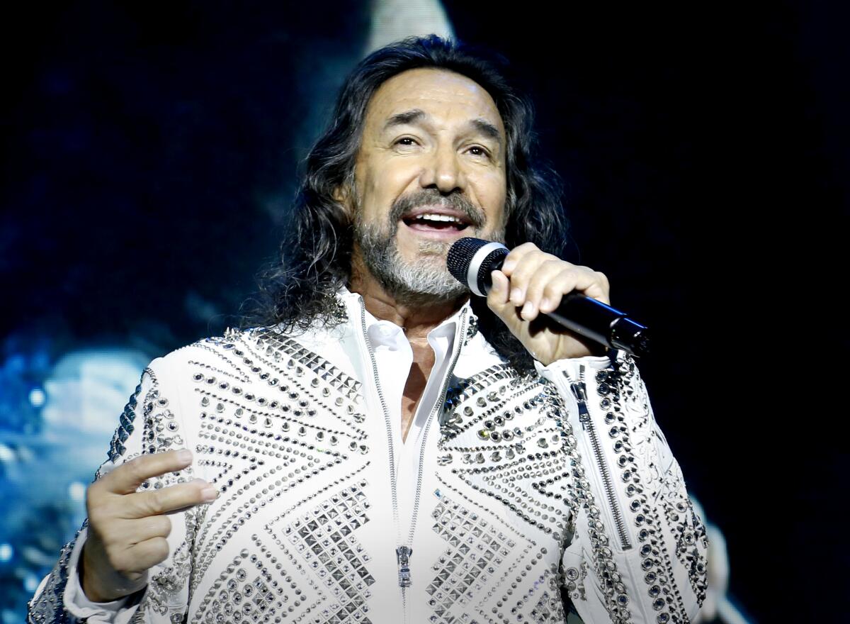 Marco Antonio Solís headlines Hollywood Bowl, with daughters - Los Angeles Times