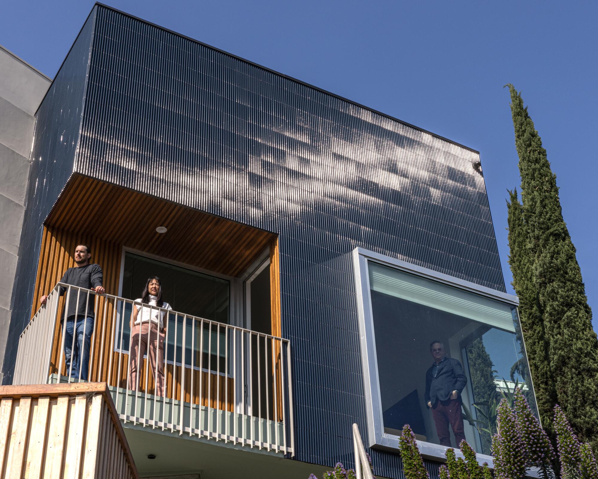 Michael Trobisch, Vivian Mo en tus balcones con Texentin dentro de la adu