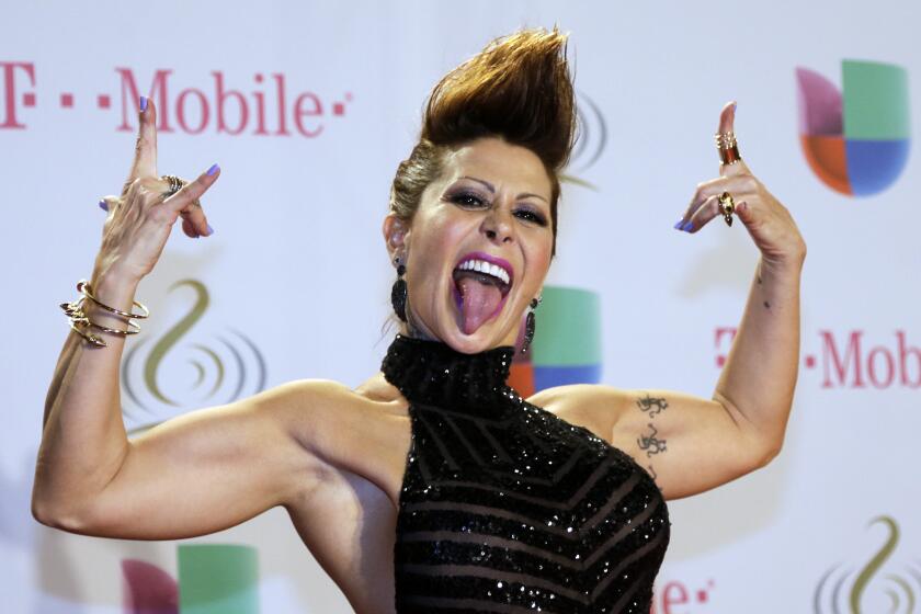 ARCHIVO - La rockera mexicana Alejandra Guzman posa en la alfombra roja del Premio Lo Nuestro en Miami el 20 de febrero de 2014. Guzmán lanzó su sencilo "Lado Oscuro" el 5 de febrero de 2021. (Foto AP/Alan Diaz, archivo)