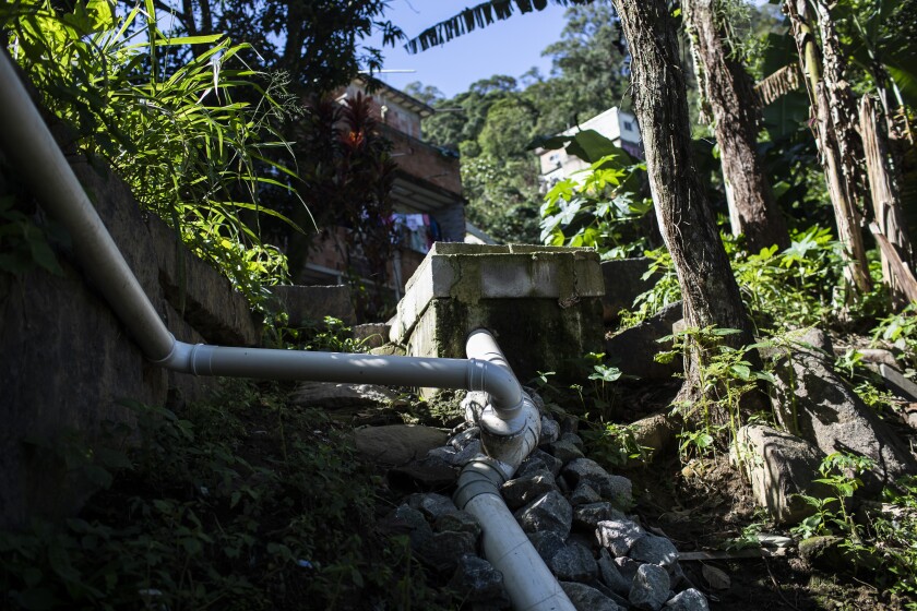 Tuberías de un biosistema de tratamiento de aguas residuales en el Valle Encantado, en Río de Janeiro, Brasil, el lunes 6 de junio de 2022. (AP Foto/Bruna Prado)