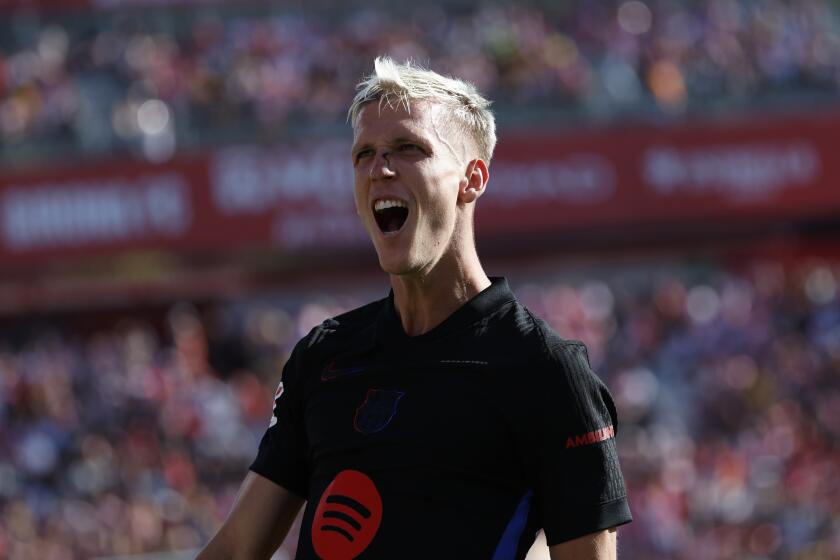 Dani Olmo celebra tras anotar el tercer gol del Barcelona en la victoria 4-1 ante Firona en la Liga española, el domingo 15 de septiembre de 2024, en Girona. (AP Foto/Joan Monfort)