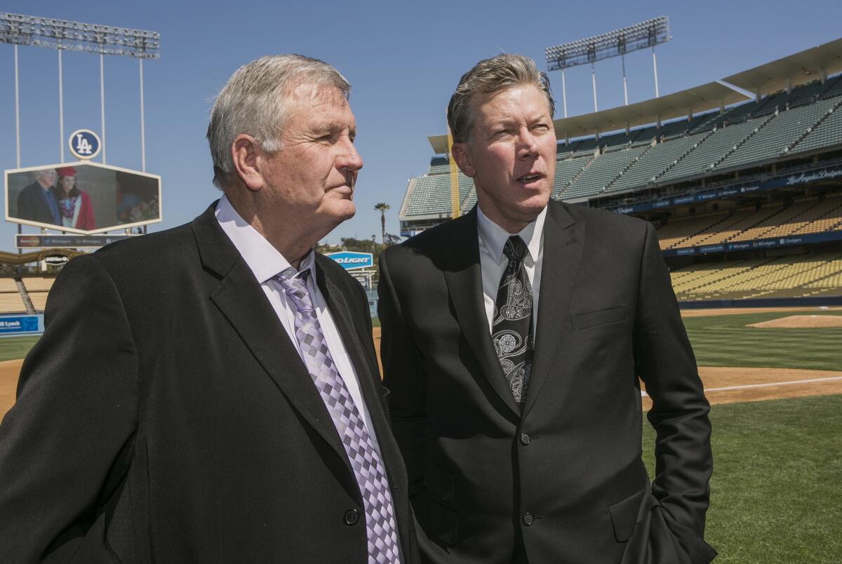 Los Angeles Dodgers'ın eski atıcıları Tommy John (solda) ve Orel Hershiser bir anma törenine katılıyor.