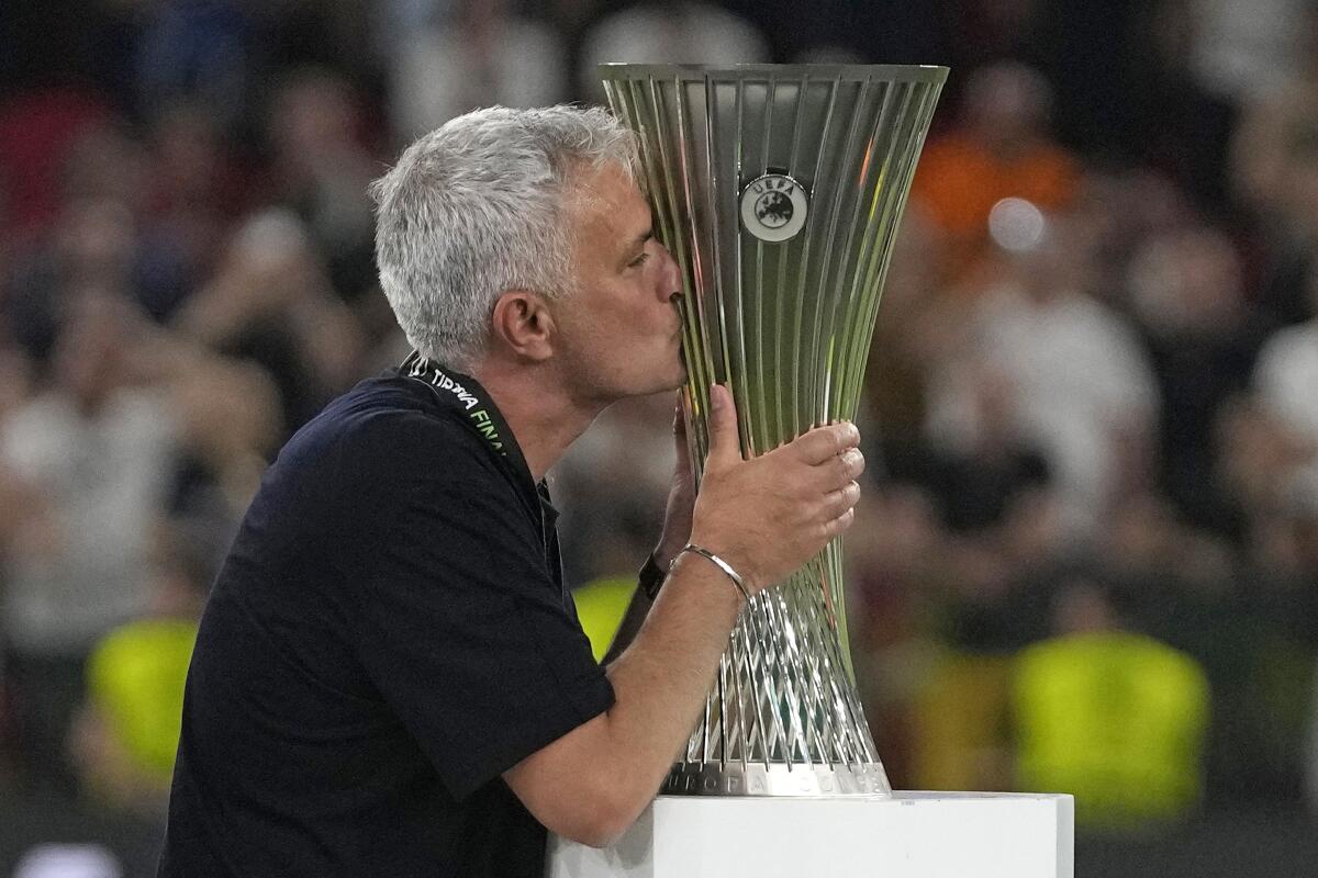 El técnico portugués José Mourinho, de la Roma, besa el trofeo de la Liga Conferencia