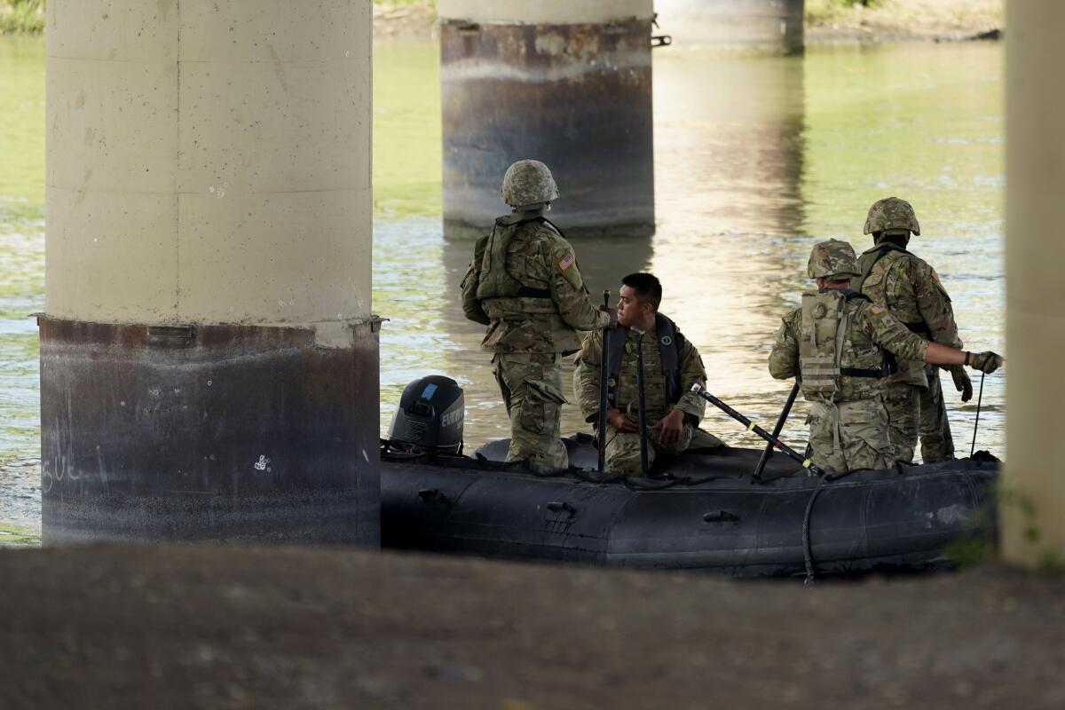 ARCHIVO - Elementos de la Guardia Nacional de Texas ayudan a vigilar el río Bravo (o Grande) 