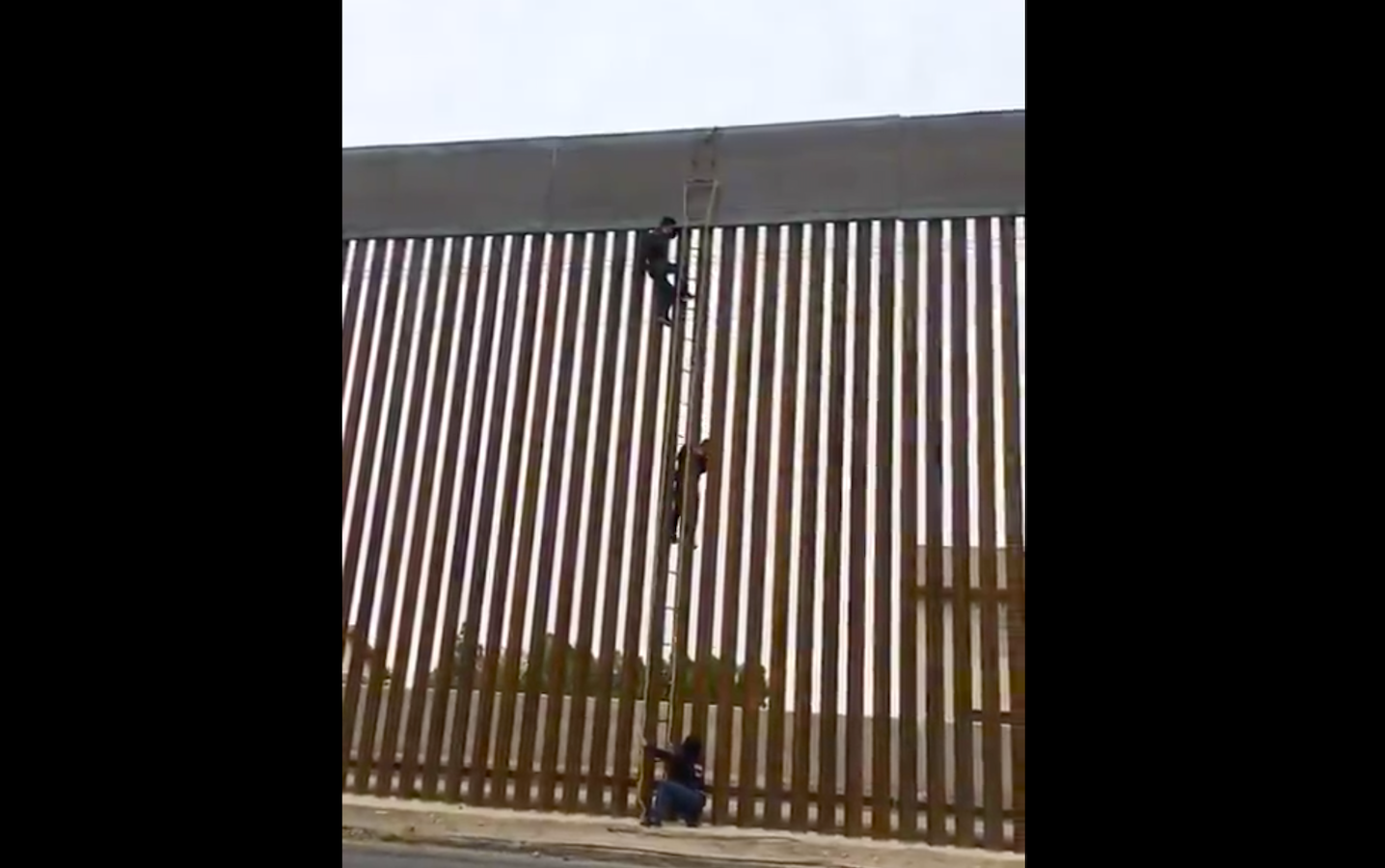 Asi De Facil Burlan El Muro Fronterizo De Trump Video Los Angeles Times