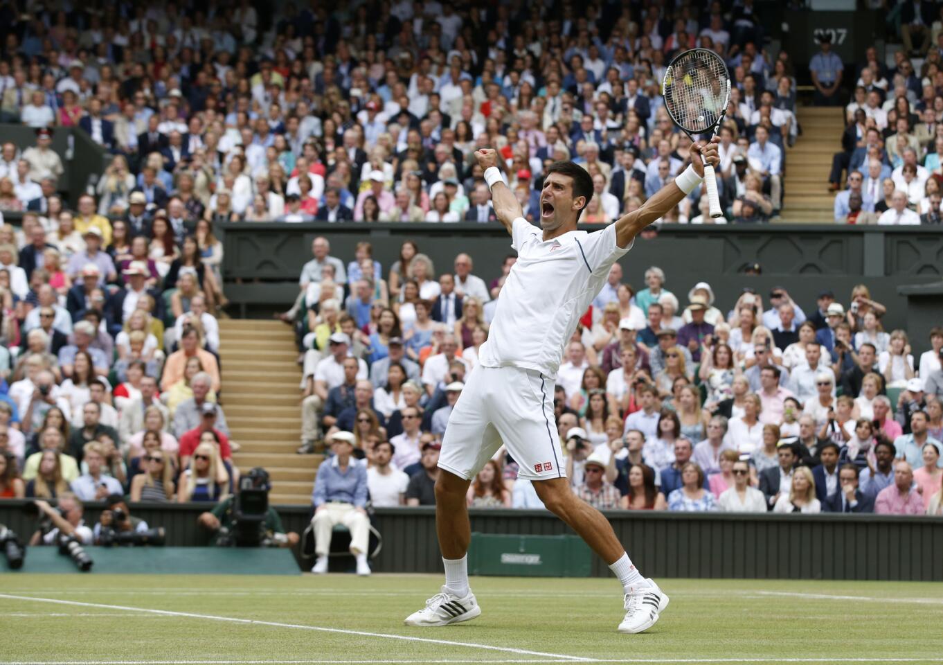 Novak Djokovic celebra su triunfo ante Roger Federer en la final del torneo de Wimbledon en Londres el domingo 12 de julio de 2015. (Foto/AP Jonathan Brady) ** Usable by HOY and ELSENT Only **
