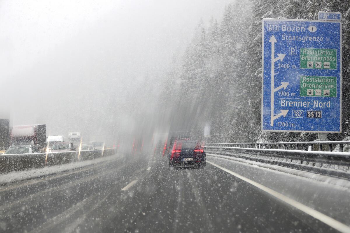 Varios autos se acercan a la frontera con Italia durante una fuerte nevada en la autopista A 13 en Noesslach