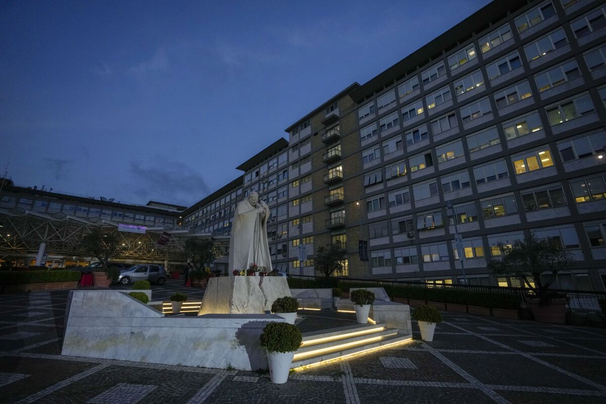 Una estatua del fallecido papa Juan Pablo II frente a las habitaciones del hospital 