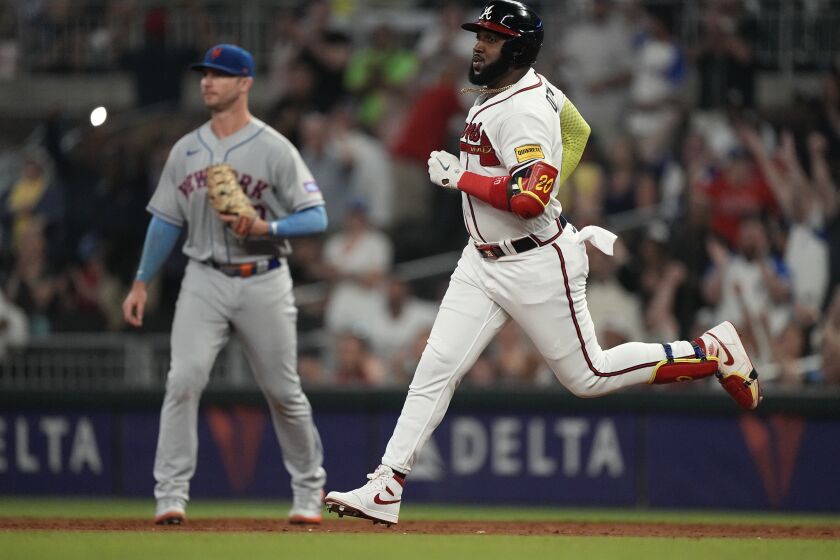 El dominicano Marcell Ozuna, de los Bravos de Atlanta, avanza tras conectar un doble en el juego del martes 6 de junio de 2023, ante los Mets de Nueva York (AP Foto/John Bazemore)