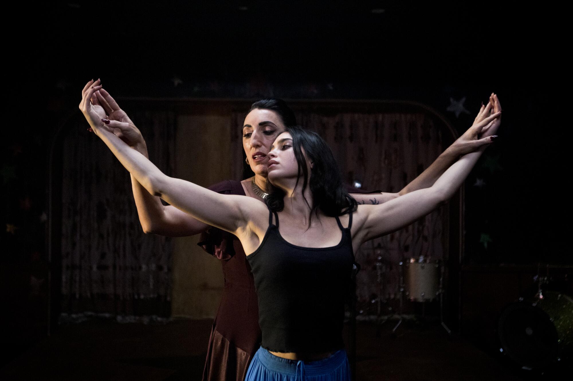 Rossy de Palma (izq.) y Melissa Barrera en una escena de "Carmen".