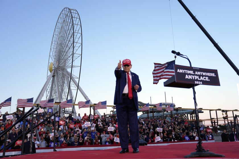 El expresidente de Estados Unidos y virtual candidato presidencial republicano Donald Trump se despide de sus partidarios tras un acto de campaña en Wildwood, Nueva Jersey, el sábado 11 de mayo de 2024. (AP Foto/Matt Rourke)